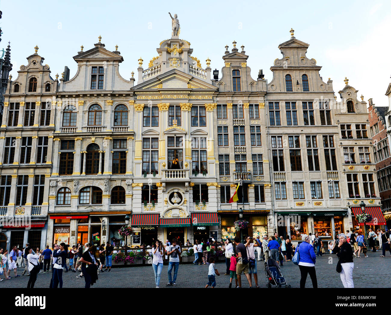 Facciate di splendidi edifici antichi in Grand Place nel centro di Bruxelles. Foto Stock