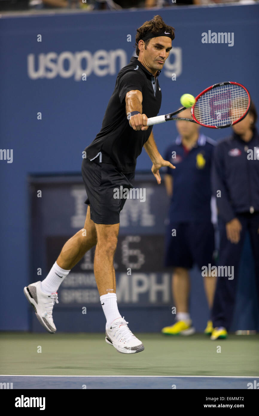 Flushing Meadows, NY, STATI UNITI D'AMERICA. 26 Ago, 2014. Roger Federer (SUI) nel primo round azione durante il giorno 2 dell'US Open Tennis Championships. Credito: Paul J. Sutton/NCP/Alamy Live News Foto Stock