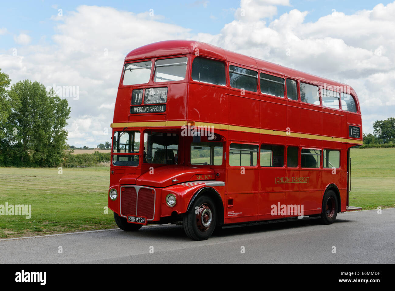 Un autobus Routemaster, ora utilizzato come un noleggio privato veicolo, nella motivazione di un hotel in Hampshire, Inghilterra, Regno Unito. Foto Stock