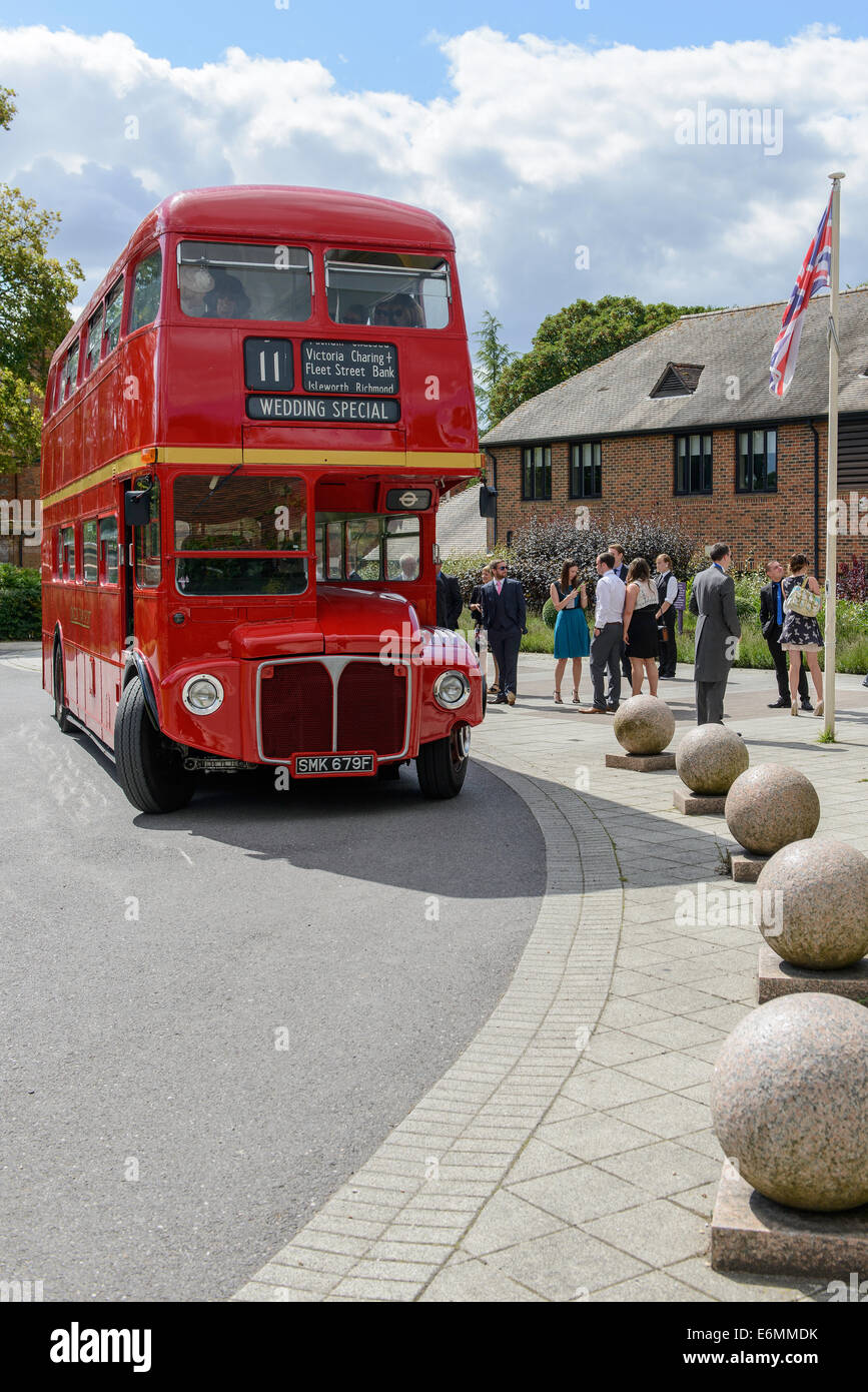 Un autobus Routemaster, ora utilizzato come un noleggio privato veicolo, nella motivazione di un hotel in Hampshire, Inghilterra, Regno Unito. Foto Stock