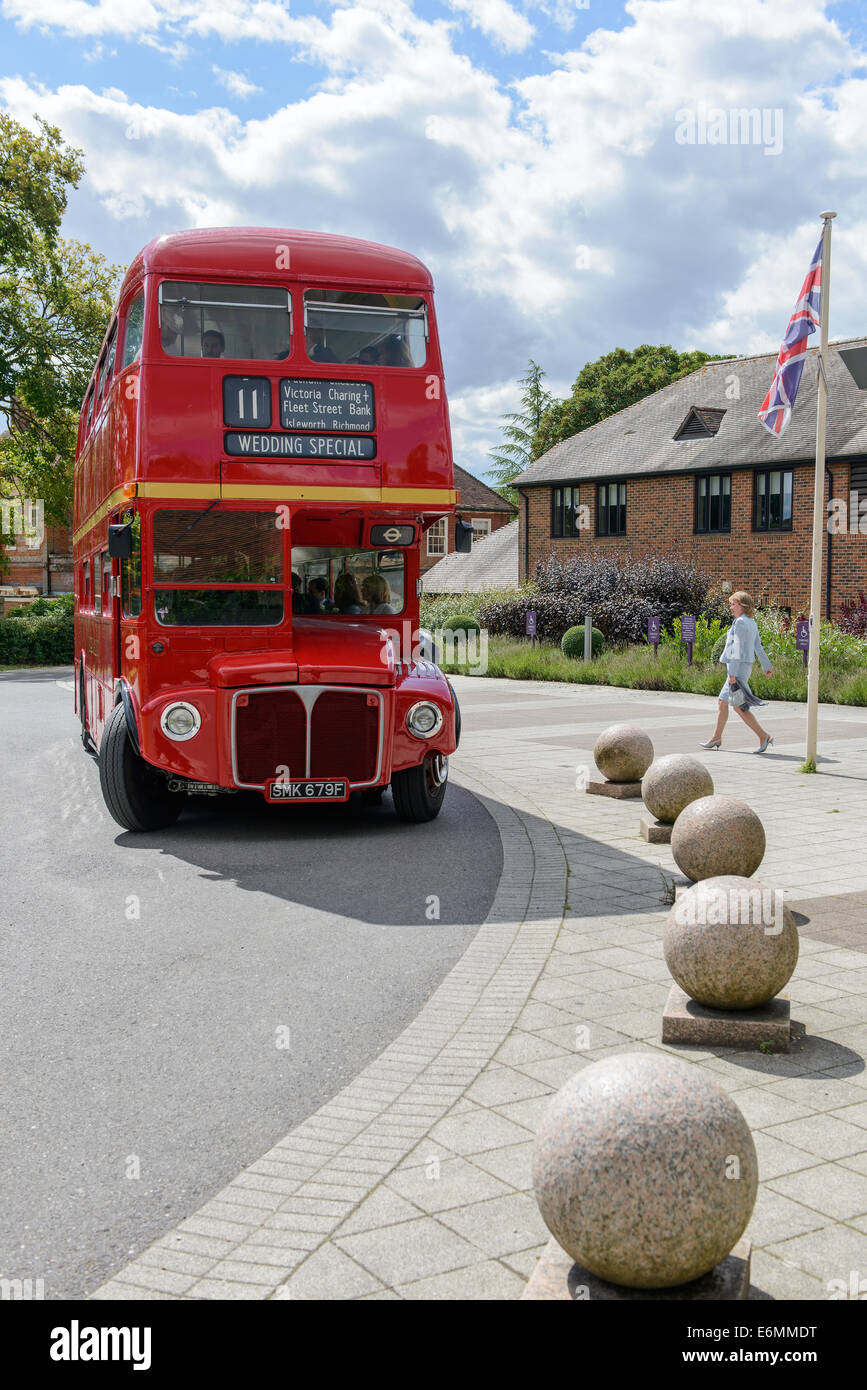 Un autobus Routemaster, ora utilizzato come un noleggio privato veicolo, nella motivazione di un hotel in Hampshire, Inghilterra, Regno Unito. Foto Stock