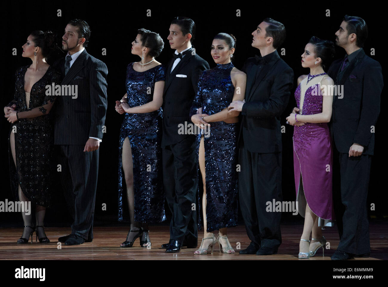 Buenos Aires, Argentina. 26 Ago, 2014. Le coppie attendere i risultati della finale di 'Escenario' (scenario) modalità del Tango World Championship, al Luna Park Stadium, della città di Buenos Aires, Argentina, il 26 agosto, 2014. Un totale di 574 coppie provenienti da 37 paesi e regioni frequentare il Tango World Championship. Credito: Martin Zabala/Xinhua/Alamy Live News Foto Stock