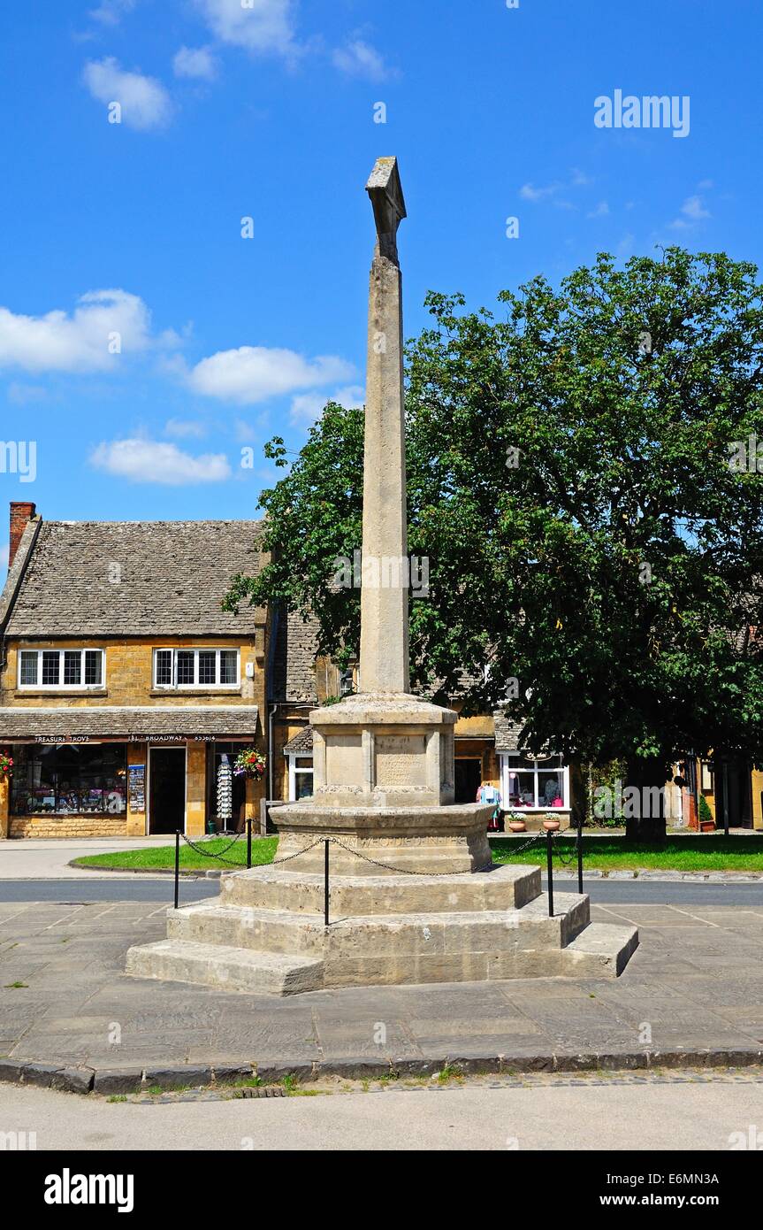 Stone Memoriale di guerra nel centro del villaggio, Broadway, Cotswolds, Worcestershire, Inghilterra, Regno Unito, Europa occidentale. Foto Stock