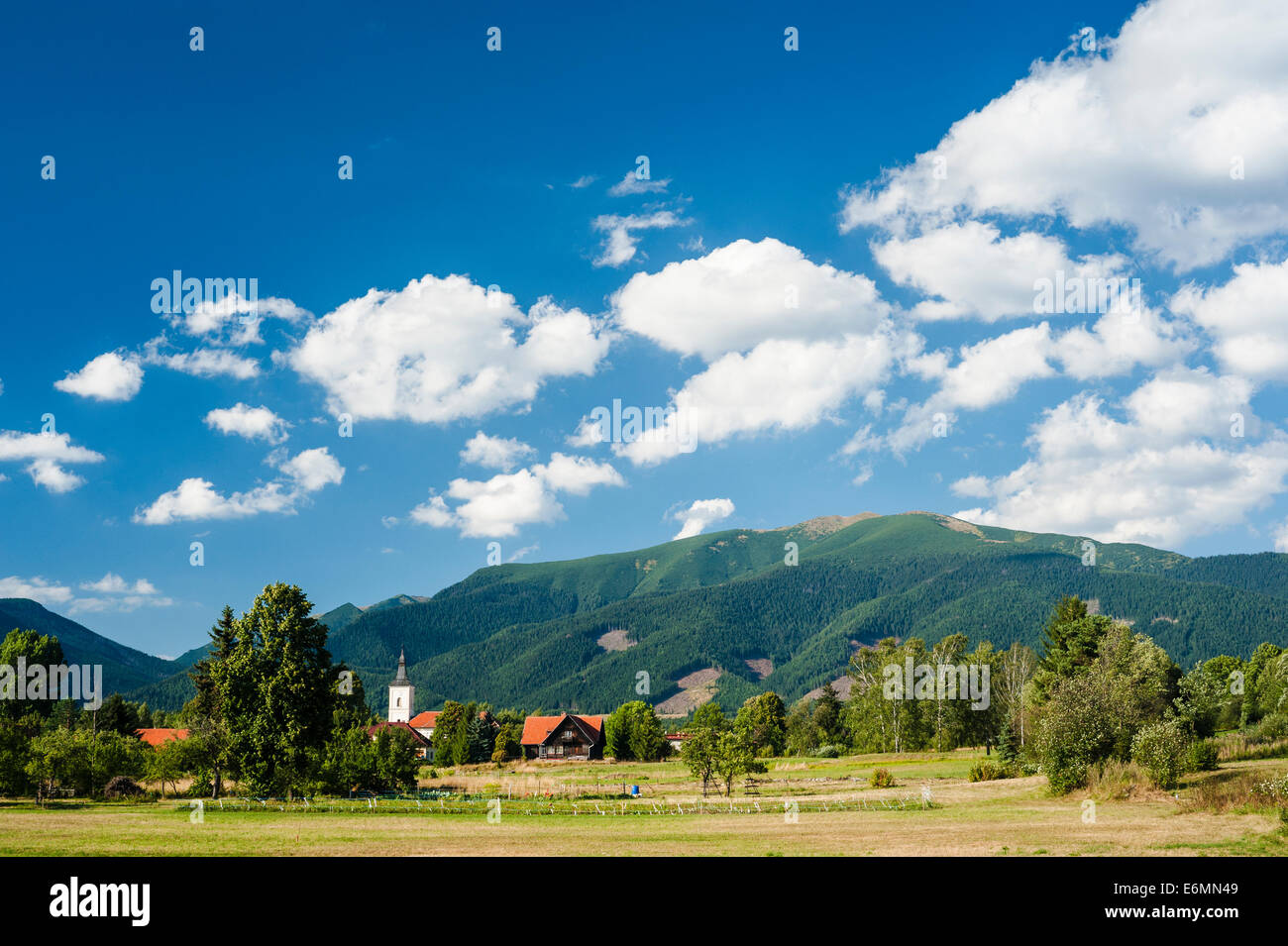 Un villaggio sotto la montagna in estate paese Foto Stock