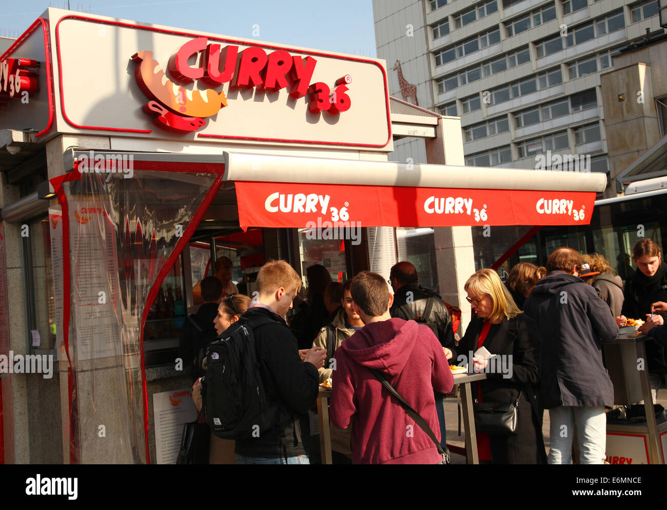 Menschen stehen an der Currywurstbude "Curry 36' am Bahnhof Zoo di Berlino, am 14.03.2014. Foto: Wolfram Steinberg dpa Foto Stock