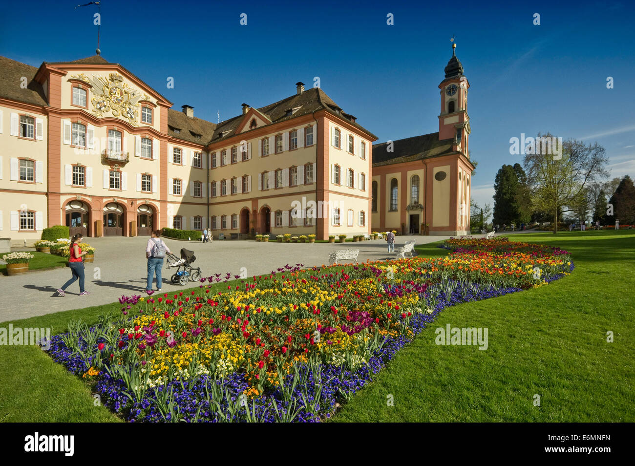 Schloss Mainau Castello con un fiore coloratissimo letto, Mainau, Baden-Württemberg, Germania Foto Stock