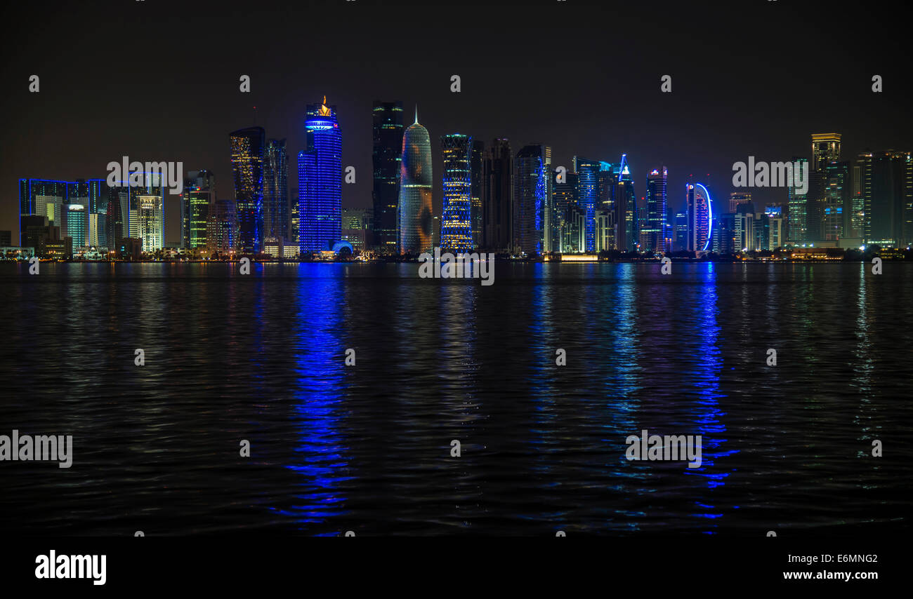 Scena notturna della skyline di Doha con Al Bidda Tower, World Trade Center, Palm Torre 1 e 2, il Burj Tower Qatar Doha Corniche Foto Stock
