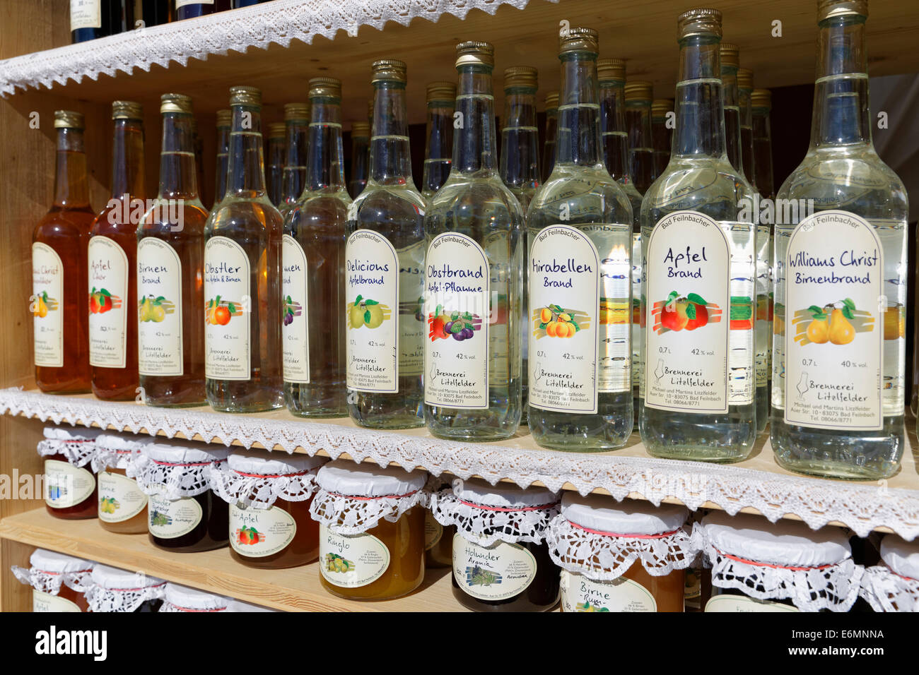Bottiglie di acquavite di frutta, Apple mercato, Bad Feilnbach, Alta Baviera, Baviera, Germania Foto Stock