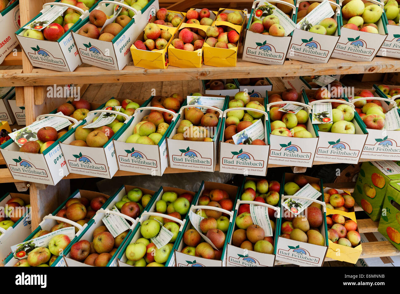 Le mele in cesti di cartone, Apple mercato, Bad Feilnbach, Alta Baviera, Baviera, Germania Foto Stock