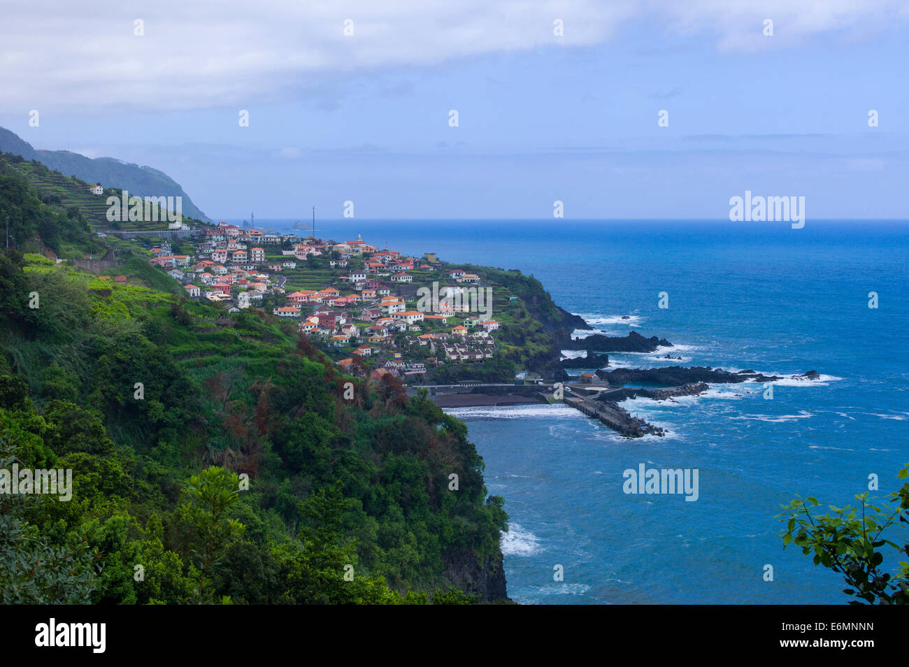 Piccolo villaggio su un lato montagna sulla costa, Seixal, Madeira, Portogallo Foto Stock