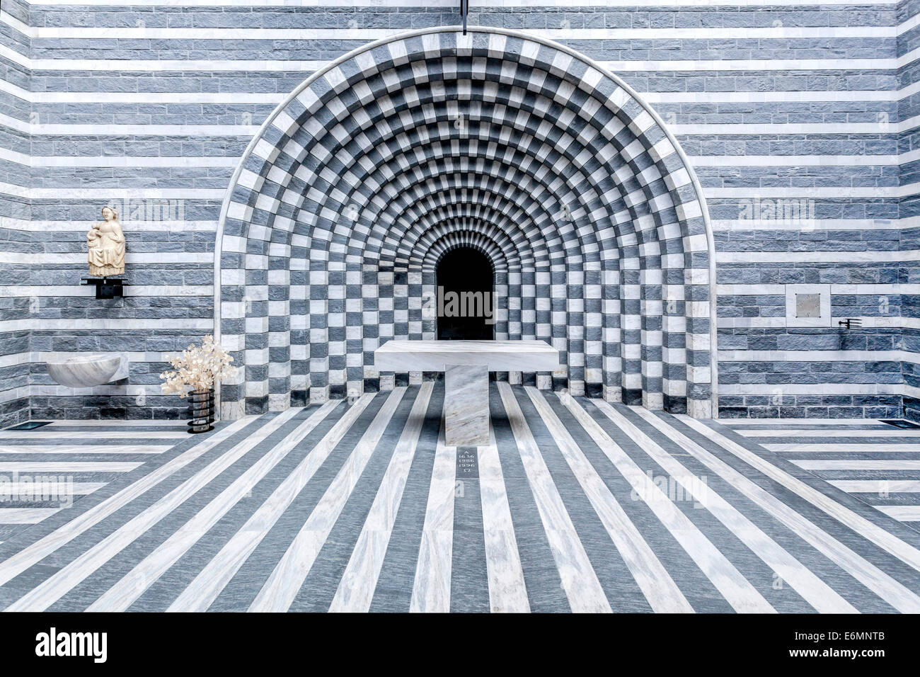 Vista interna di granito, Chiesa di San Giovanni Battista, Chiesa moderna progettato dall architetto Mario Botta, completato nel 1997 Foto Stock