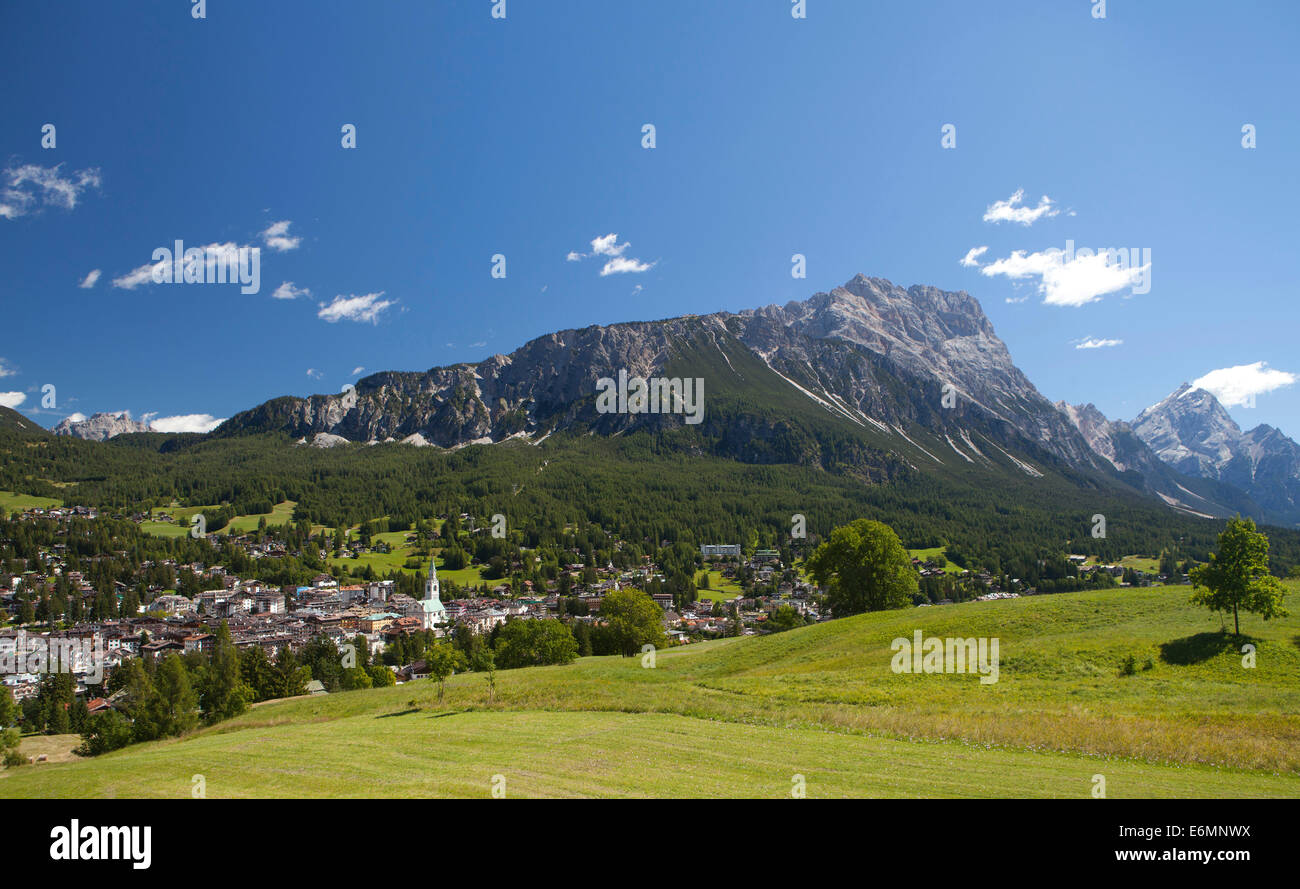 Vista del centro abitato di Cortina d'Ampezzo, Provincia di Belluno, Veneto, Italia Foto Stock
