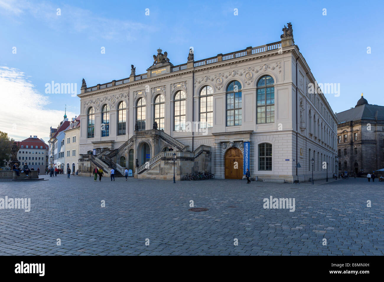 Il museo dei trasporti su piazza Neumarkt al tramonto, il centro storico di Dresda, Sassonia, Germania Foto Stock