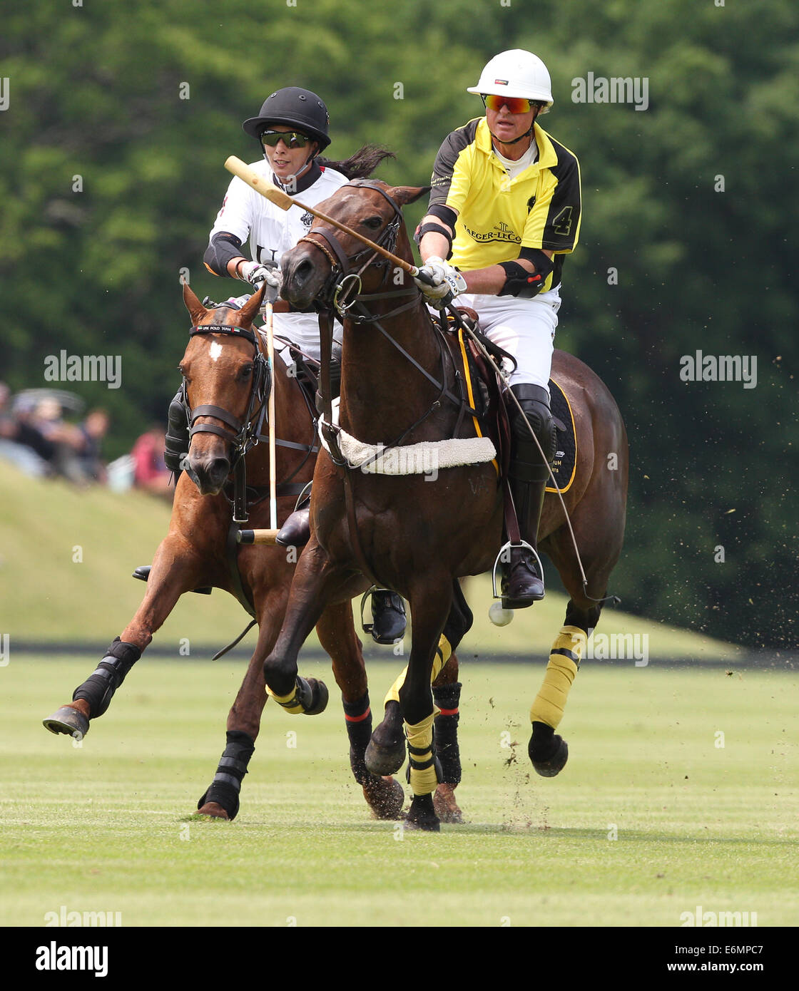 Maitha Al Maktoum (L) di UAE Polo Team gioca contro Adrian Kirby di Cortium Jaeger-Le Coultre, nel Polo Gold Cup Foto Stock