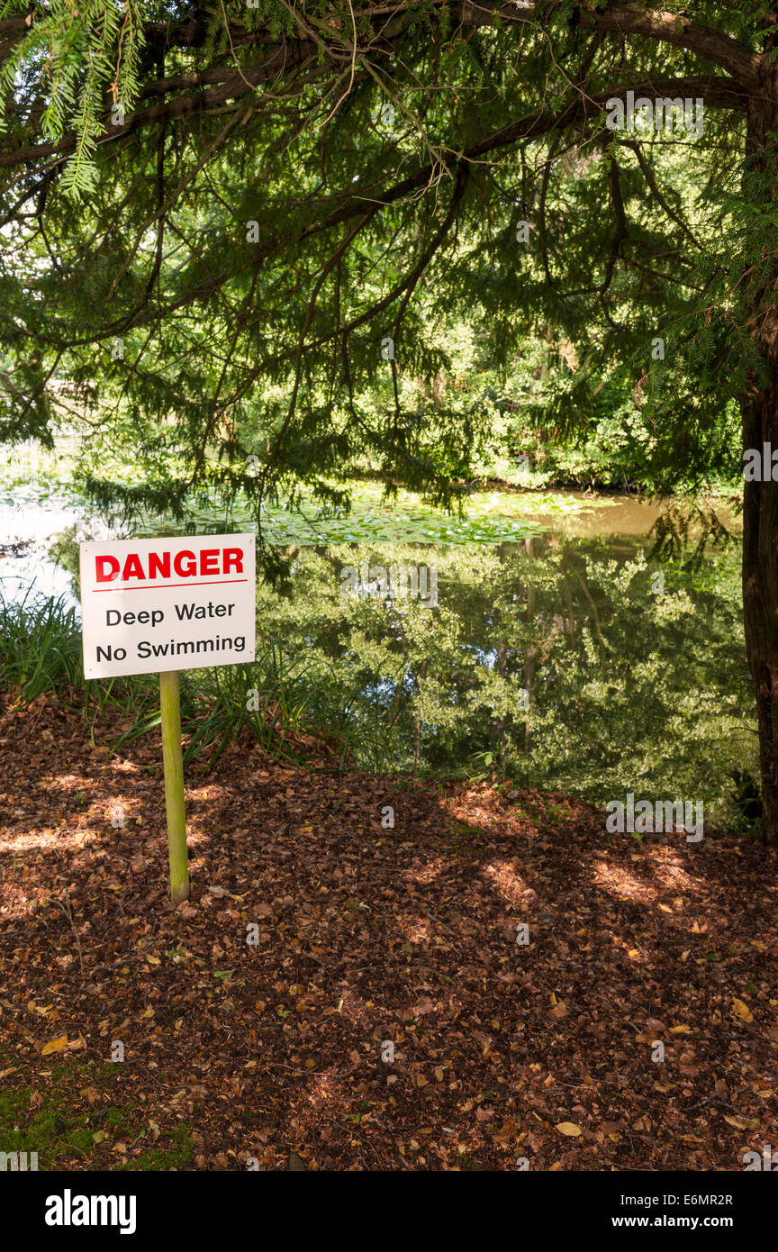 ' Pericolo acqua profonda non si può nuotare ' segno accanto al lago Foto Stock