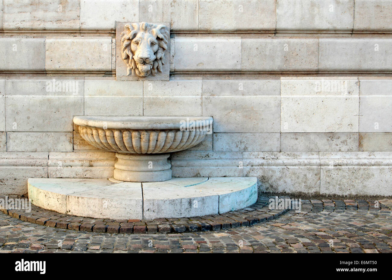 Il vecchio muro medievale Statua fontana di un leone. Foto Stock