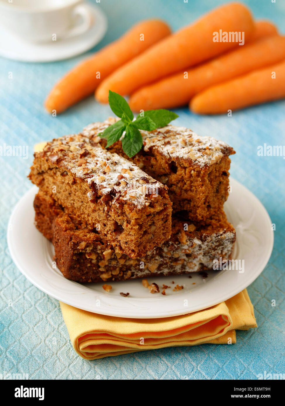 Le carote di pan di Spagna con i dadi. Ricetta disponibile. Foto Stock