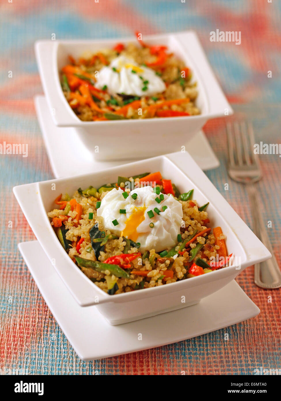 La quinoa con verdure e Uovo affogato. Ricetta disponibile. Foto Stock