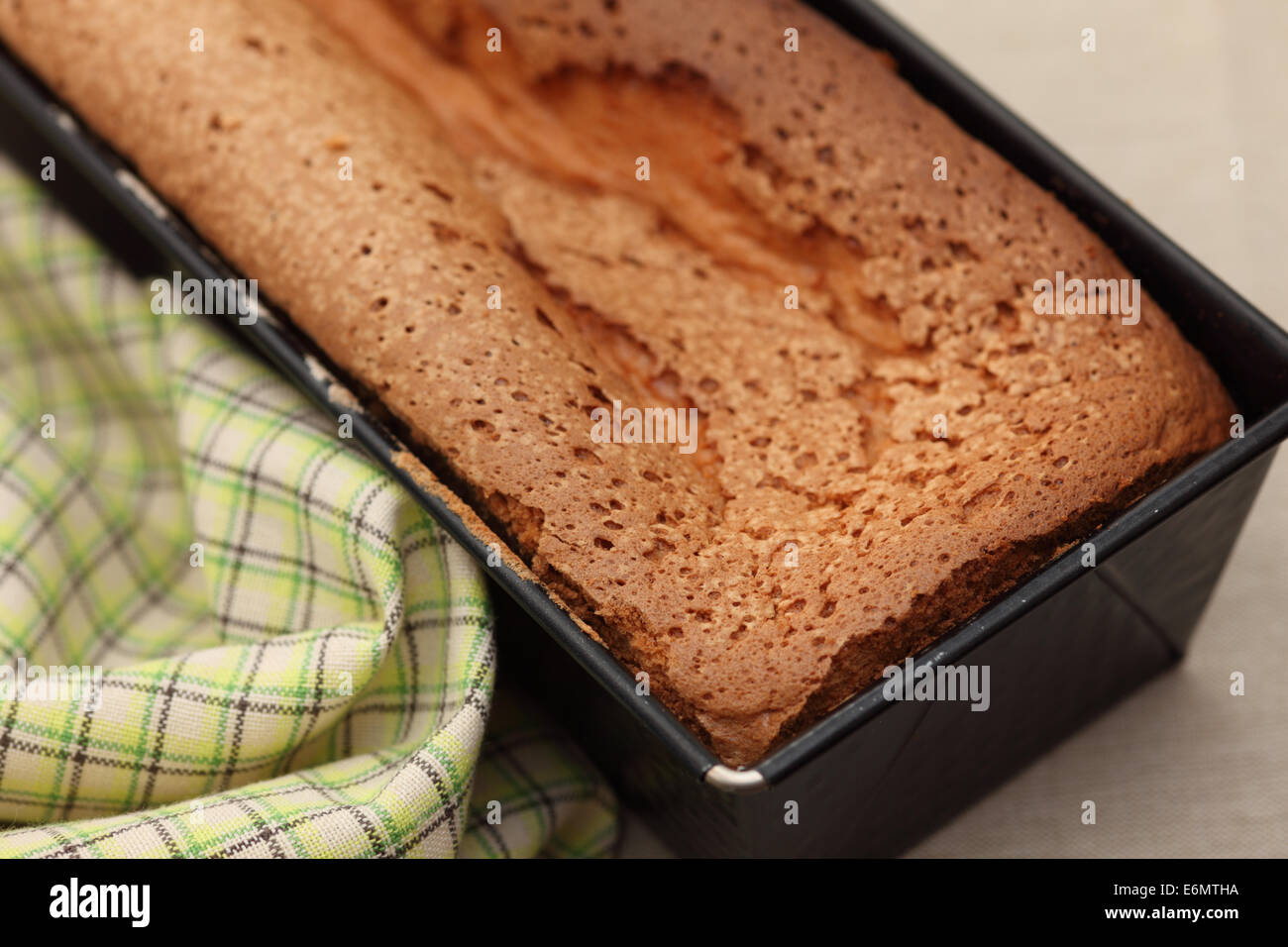 Pane cotto al forno in una teglia per pane. Primo piano. Foto Stock