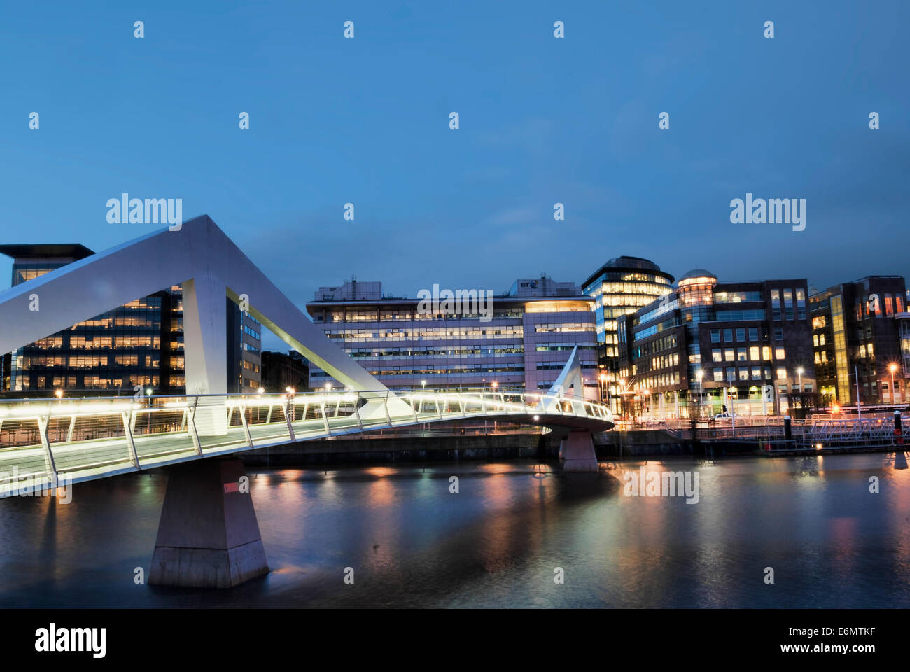 Notte Fotografia di 'Squiggly ponte sul fiume Clyde nel centro di Glasgow. Foto Stock