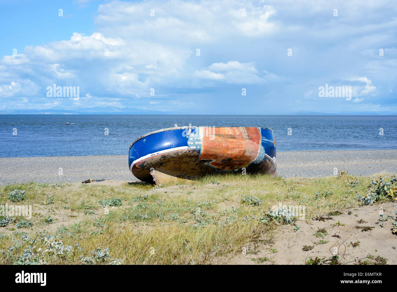 Barca abbandonata su una spiaggia Foto Stock