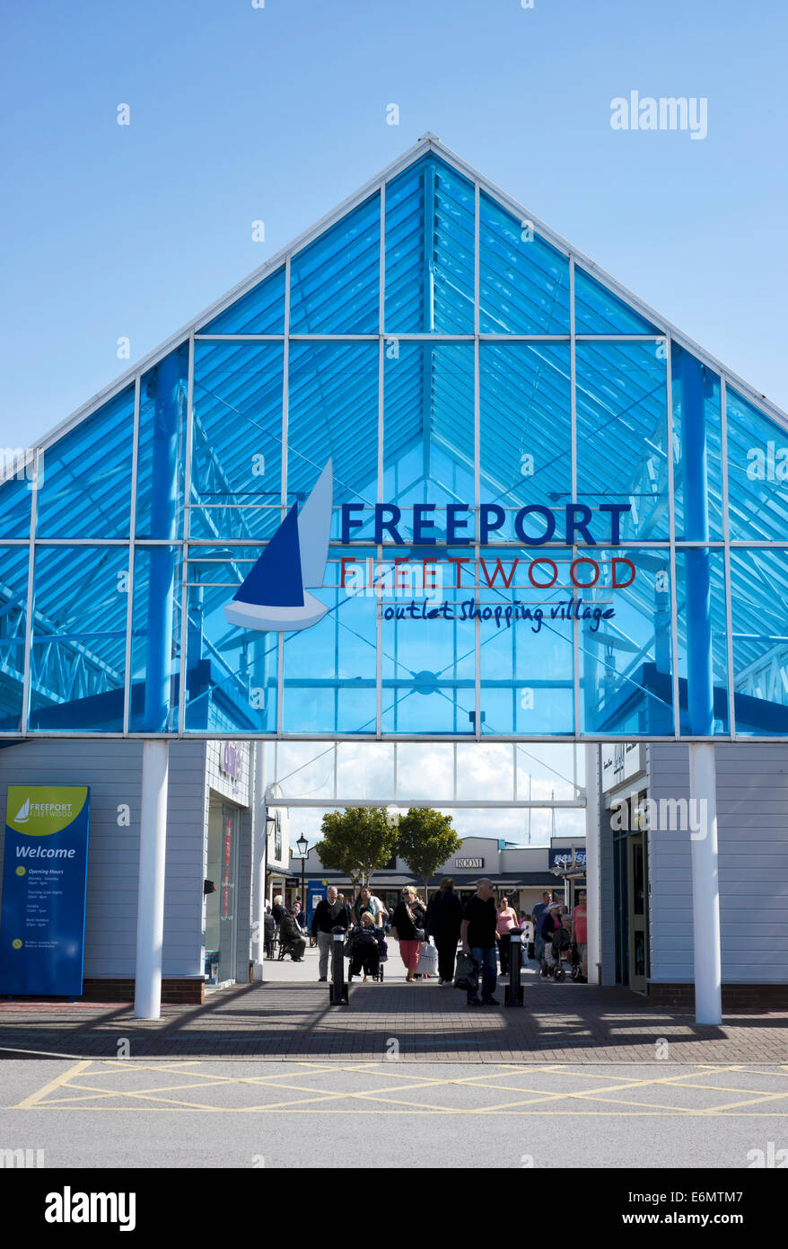 L'ingresso a fleetwood freeport outlet shopping center di Fleetwood, nel Lancashire, Inghilterra Foto Stock