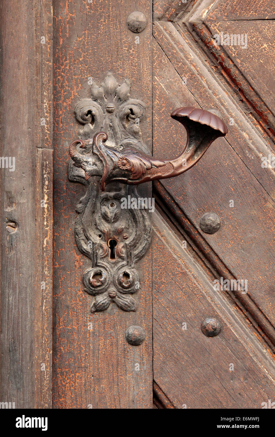 Vecchio decorativi ornati in legno intagliato maniglia della porta. Foto Stock