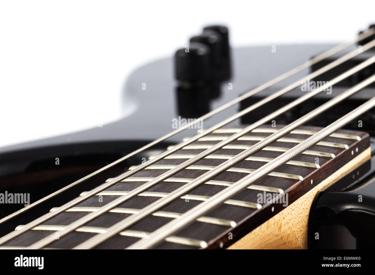 Dettaglio foto di un basso elettrico chitarra su sfondo bianco Foto Stock