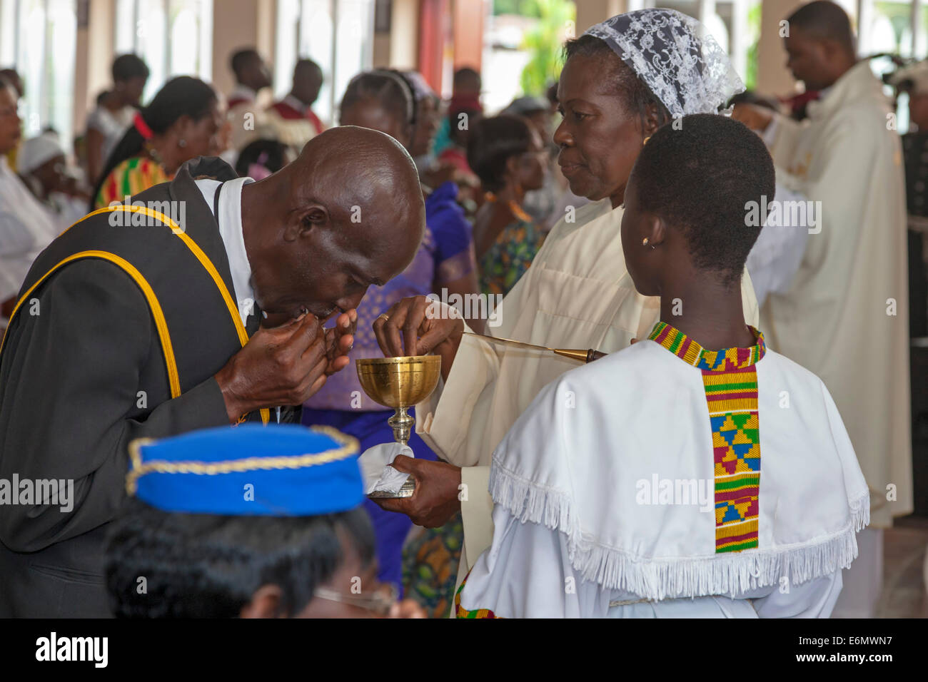 Servizio di comunione a San Giacomo chiesa cattolica, Osu, Accra, Ghana, Africa Foto Stock