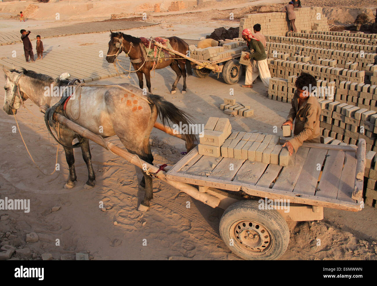 Nangarhar. Il 27 agosto, 2014. Bambini afgani a lavorare in una fabbrica di mattoni nella provincia di Nangarhar in oriente Afghanistan il 27 agosto 2014. © Tahir Safi/Xinhua/Alamy Live News Foto Stock