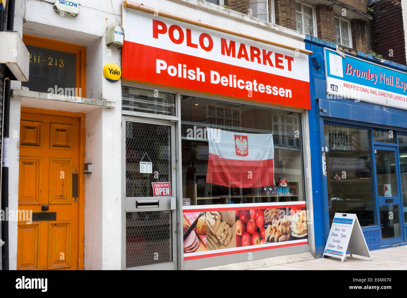 Un polacco delicatessen visualizzando una grande bandiera polacca nella finestra Bromley, Kent. Foto Stock