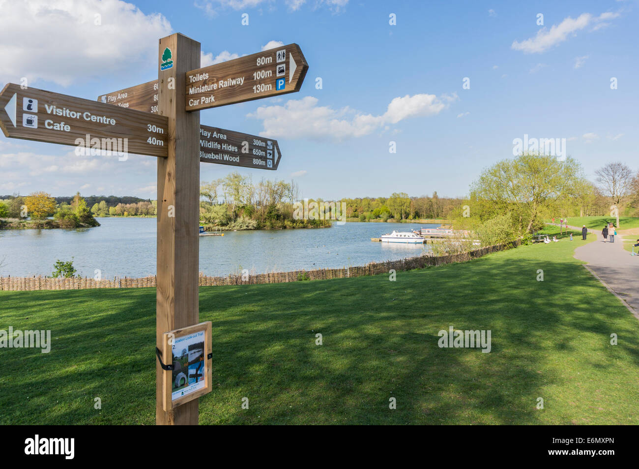 Cartello di legno accanto a un lago per il visitatore strutture in Ferry Meadows Country Park (nel Nene Park), Peterborough, Cambridgeshire, Inghilterra, Regno Unito. Foto Stock