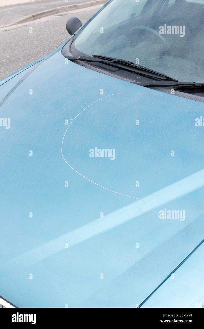 Vernice graffiata vandalizzato auto UK del cofano Foto Stock