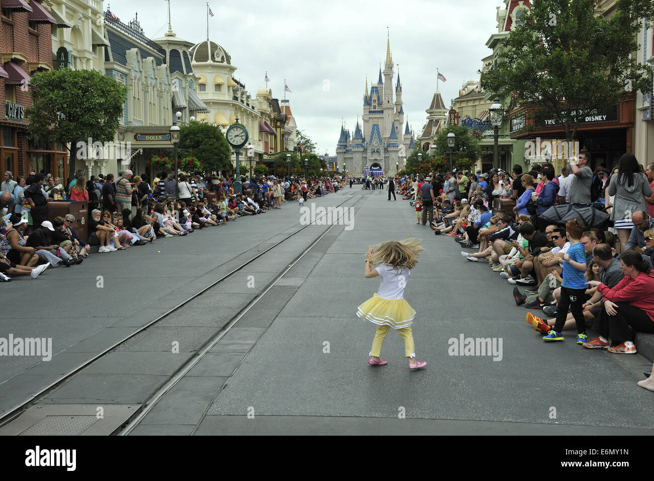 Una bambina che balla sulla strada in attesa di Festival della parata di fantasia. Il Parco del Regno Magico Park, il Walt Disney World Florida-dance come nessuno che guarda Foto Stock