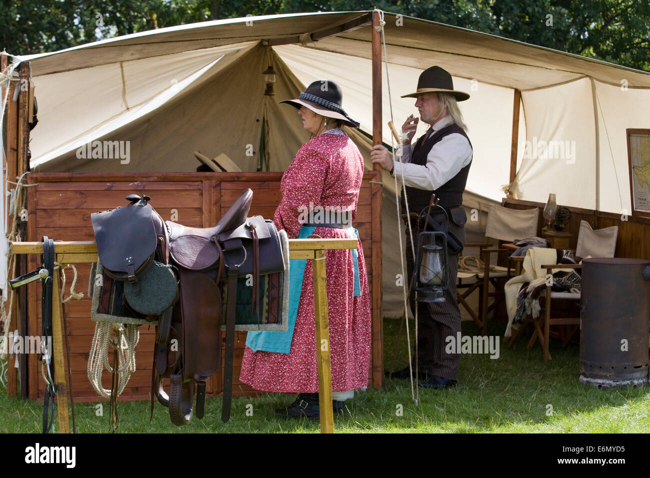 Nella sella western in mostra in un selvaggio west encampment Foto Stock