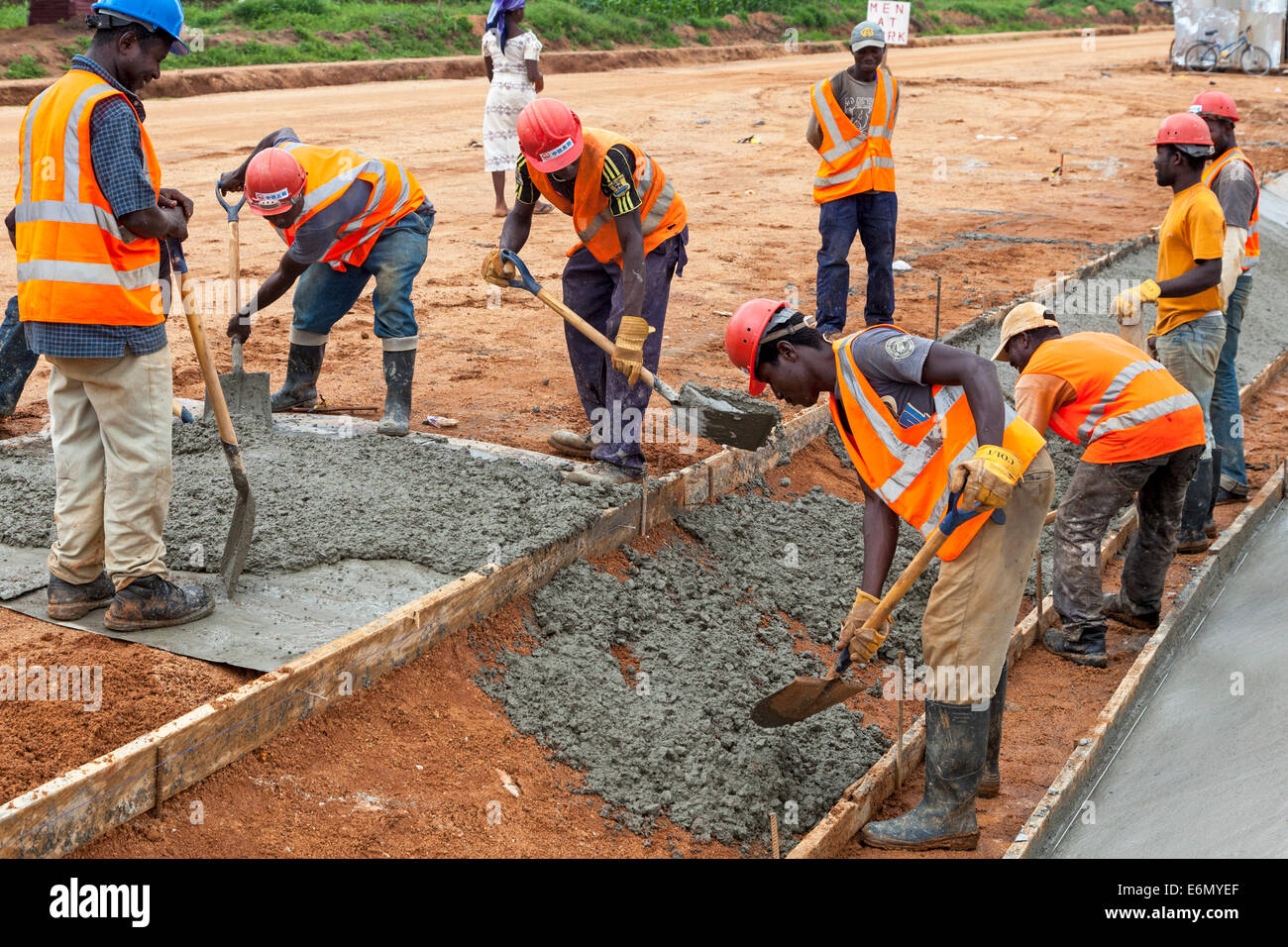 Costruzione di strada nei pressi di Accra, Ghana, Africa Foto Stock