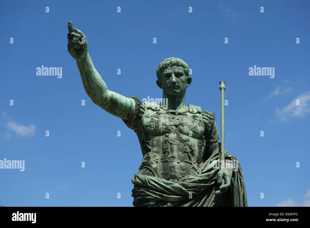 Statua di Imperatore Augusto su via dei Fori Imperiali Foto stock Alamy