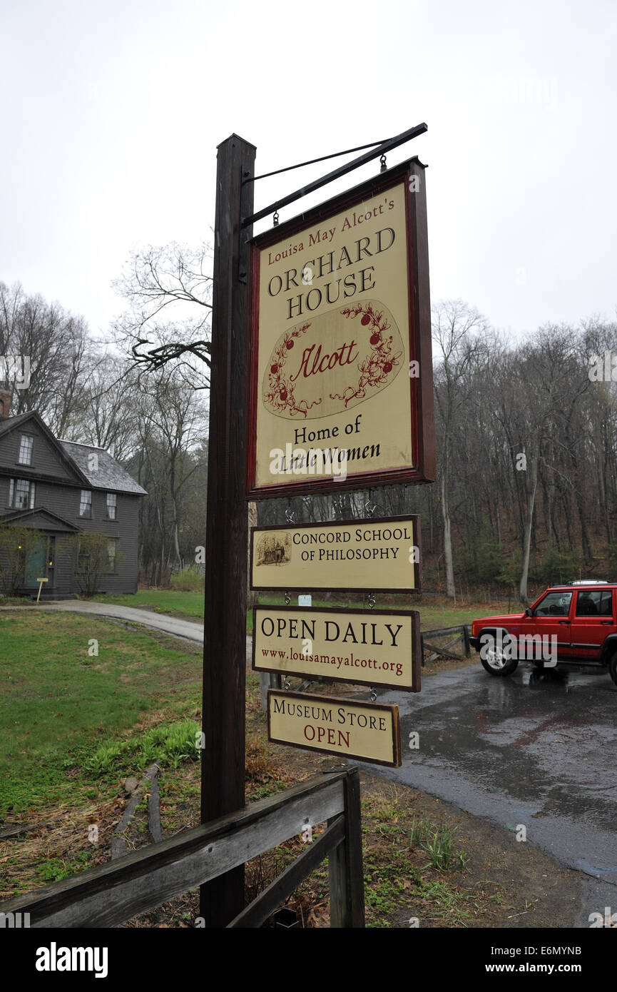 Segno al di fuori della Orchard House di Louisa May Alcott (1832-1888), autore di piccole donne. Concord, Massachusetts, STATI UNITI D'AMERICA Foto Stock