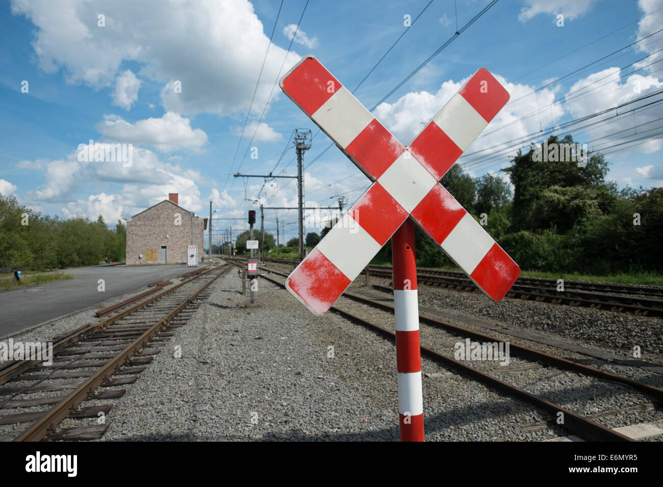 La croce rossa di avvertimento in caso di stazione ferroviaria Foto Stock