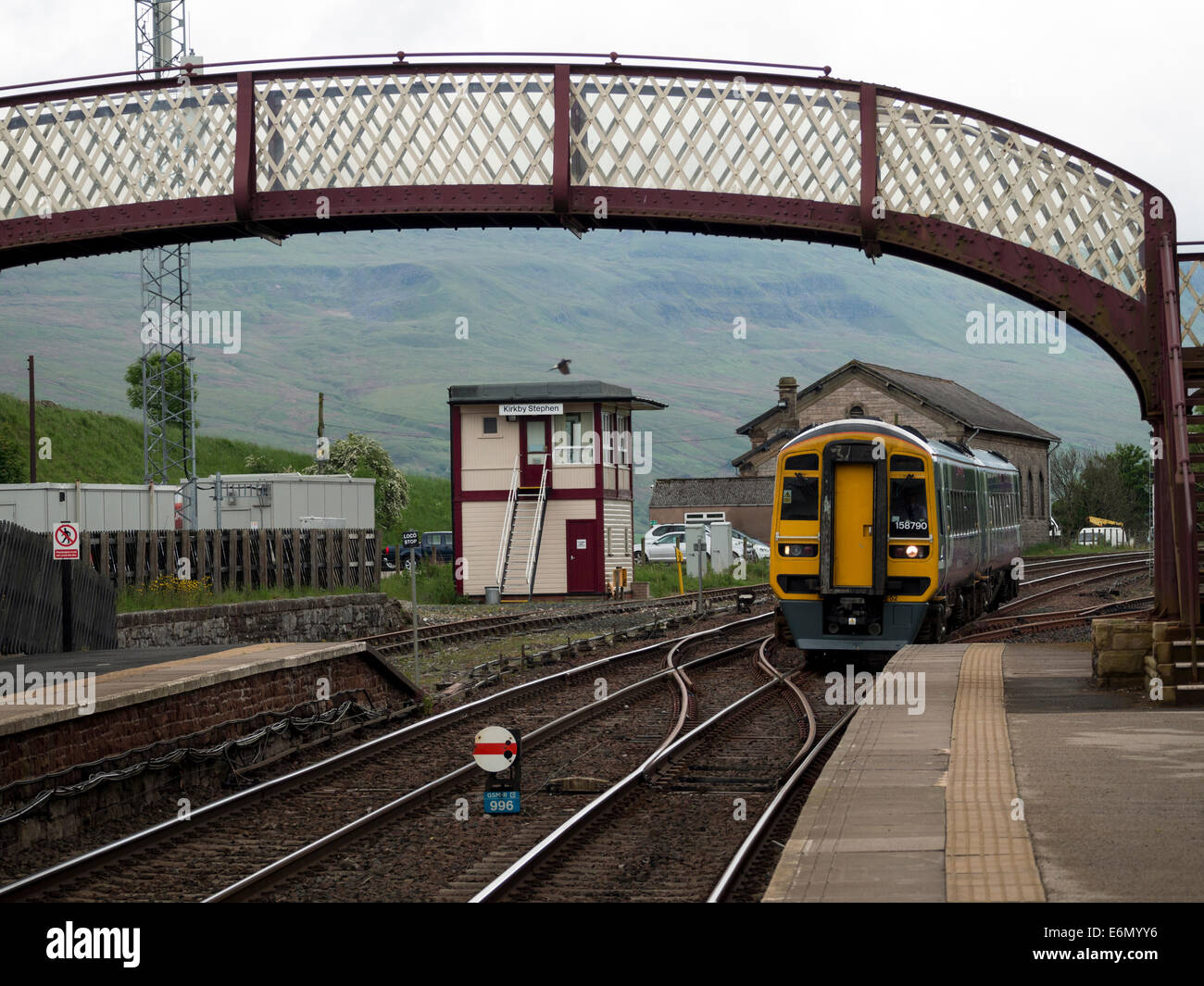 In treno arrivando a Kirkby Stephen stazione, sul accontentarsi di linea di Carlisle, Cumbria, Regno Unito Foto Stock