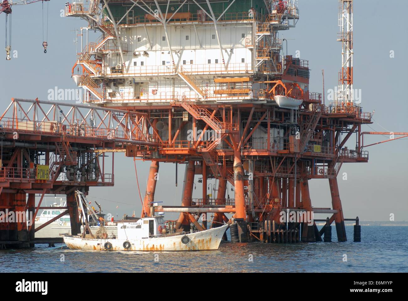 Piattaforme per l'estrazione di petrolio e gas naturale nel mare Adriatico  al largo di Ravenna (Italia Foto stock - Alamy