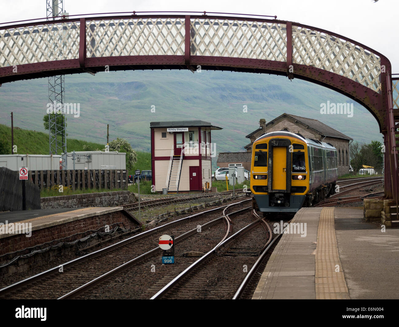 In treno arrivando a Kirkby Stephen stazione, sul accontentarsi di linea di Carlisle, Cumbria, Regno Unito Foto Stock