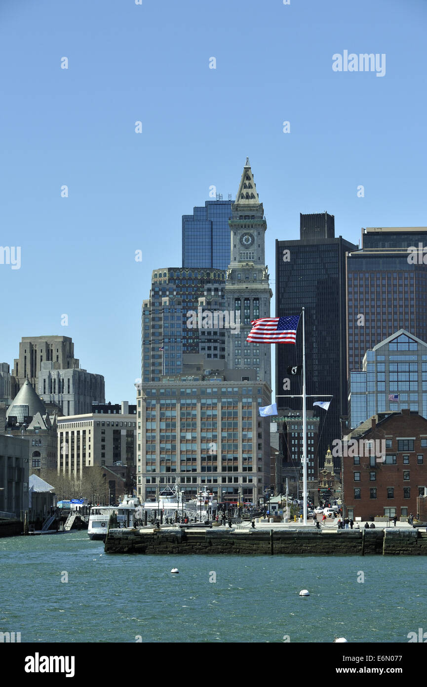 Long Wharf, Custom House blocco e dello skyline di Boston, visto da sul porto di Boston (porto). Massachusetts, STATI UNITI D'AMERICA Foto Stock