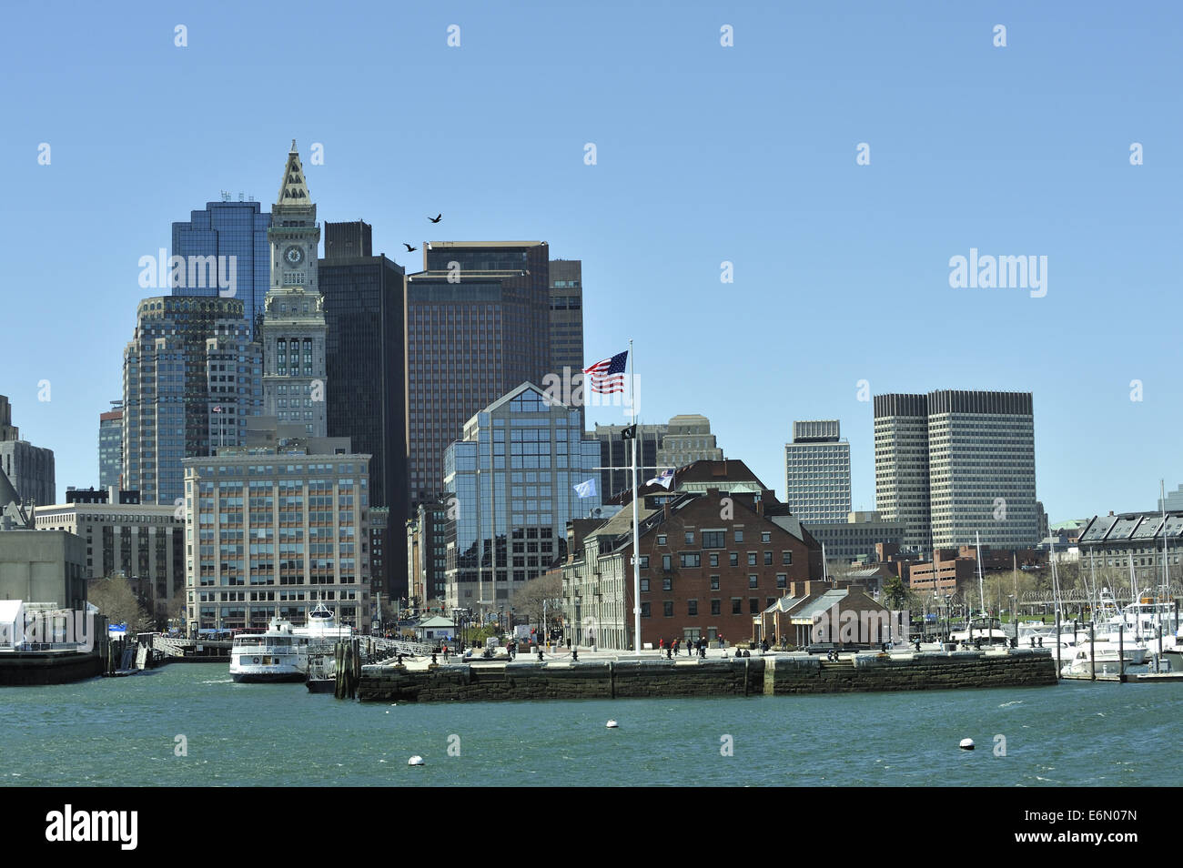 Long Wharf, Custom House blocco e dello skyline di Boston, visto da sul porto di Boston (porto). Massachusetts, STATI UNITI D'AMERICA Foto Stock