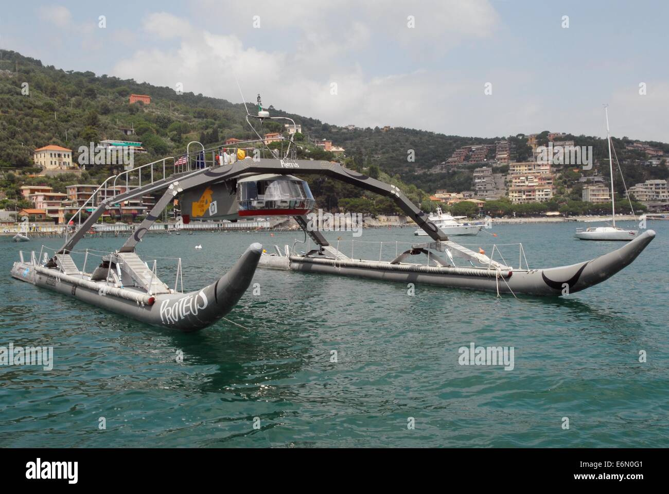 Prototipo di Proteus, un nuovo tipo di imbarcazione sulla base di (WAM-V) design, sviluppato da Marine Advanced Research Company in California Foto Stock