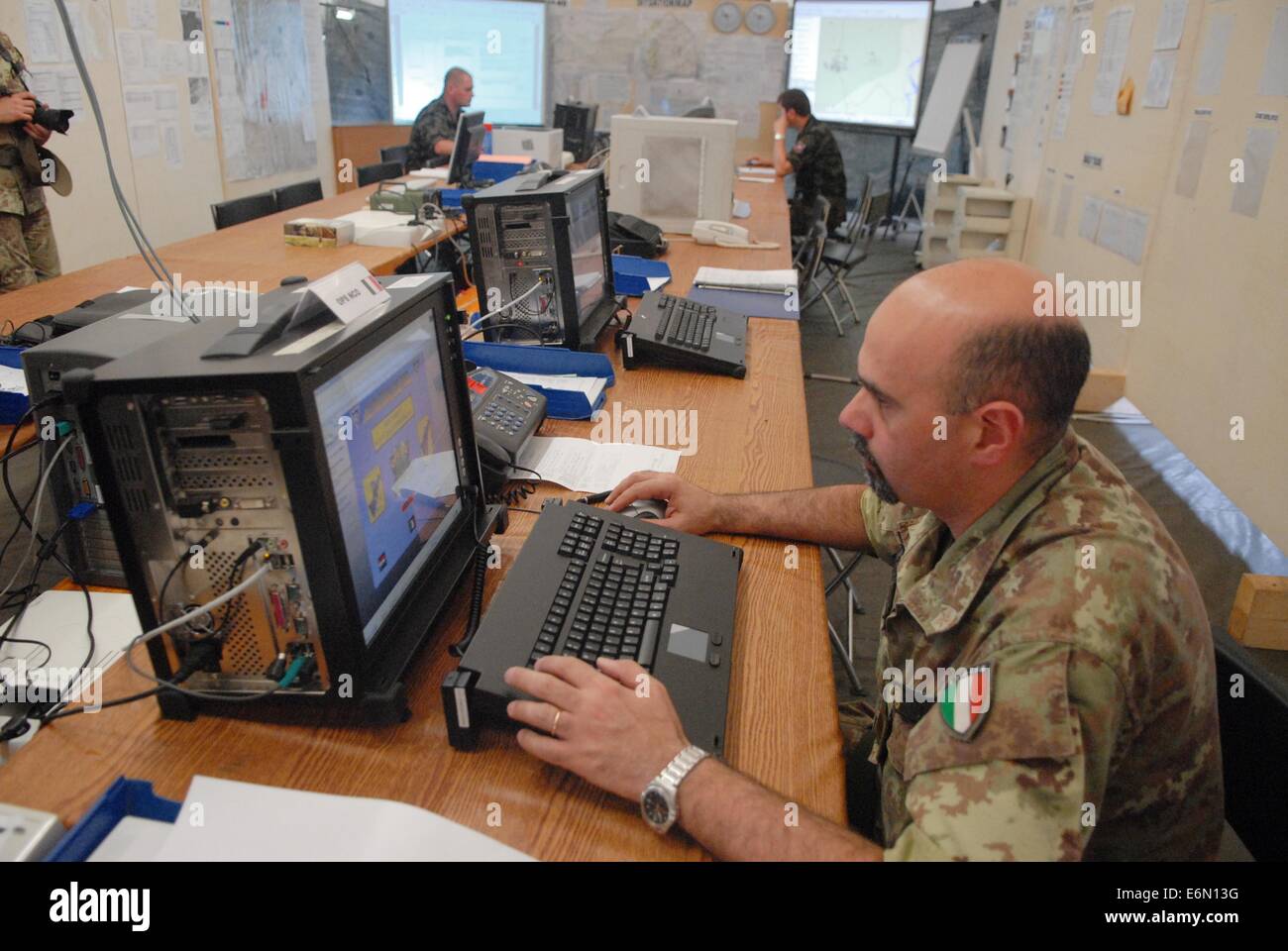 Fml, multinazionale europea Forze terrestri; interno del campo command post Foto Stock