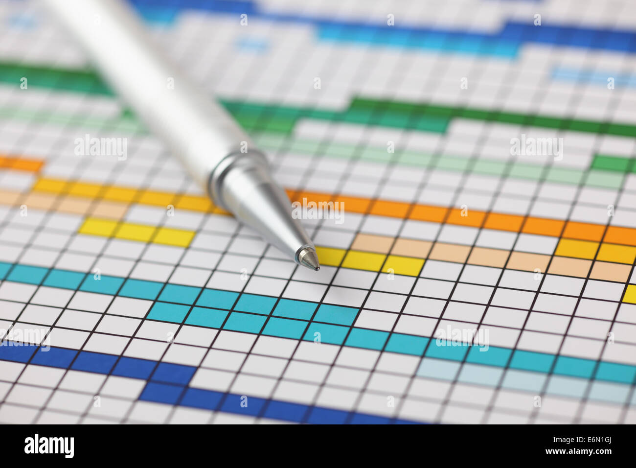 Piano di progetto (diagramma di Gantt) e penna a sfera su di esso Foto Stock