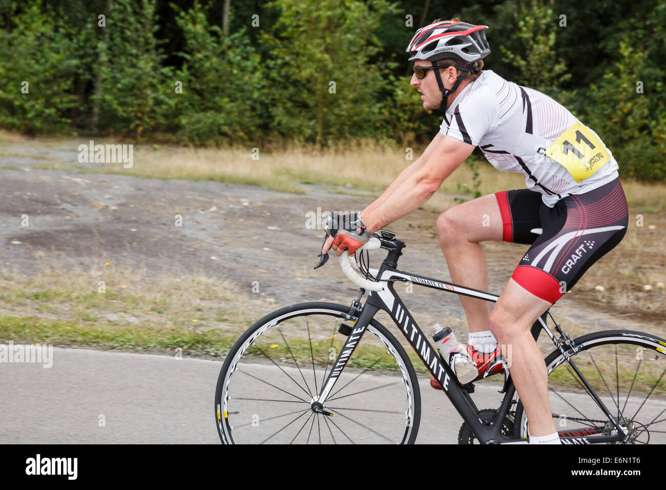 Singolo uomo millenario di indossare la lycra racing in un ciclo di bici gara organizzata dalla British Escursioni in bicicletta a Fowlmead Country Park, Kent, Inghilterra, Regno Unito, Gran Bretagna Foto Stock
