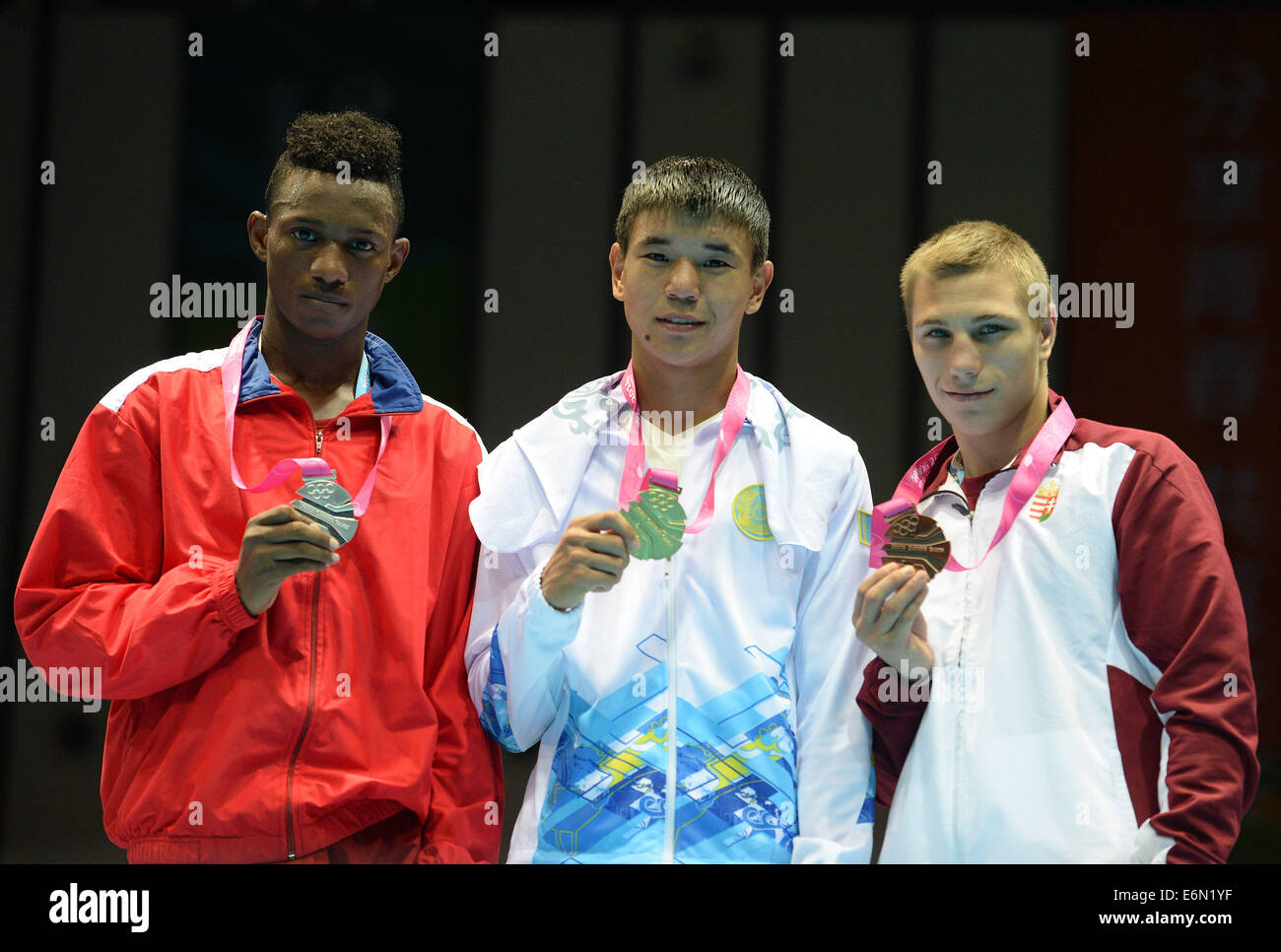 Nanjing, cinese della provincia di Jiangsu. Il 27 agosto, 2014. Medaglia d'oro Ablaikhan Zhussupov (C) del Kazakistan, medaglia d'argento Alain Limonta Boudet (L) di Cuba e Richard Konnyu di Ungheria salire sul podio durante la cerimonia di premiazione di uomini la luce (60kg) Final Bout della boxe concorrenza a Nanjing 2014 Olimpiadi della Gioventù in Nanjing, a est della capitale cinese della provincia di Jiangsu, su agosto 27, 2014. Credito: Chen Cheng/Xinhua/Alamy Live News Foto Stock