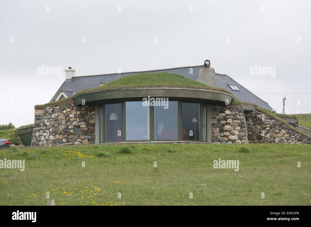 Casa della metropolitana con tetto del fondo erboso Sud Harris Ebridi Esterne della Scozia Foto Stock